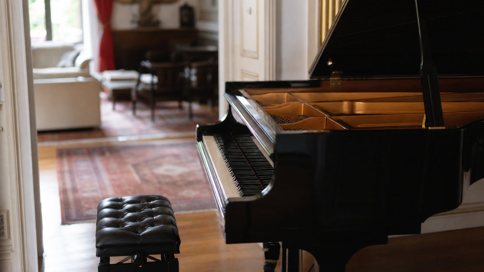 Piano crapaud à la laque noire installé dans un salon aux proportions harmonieuses