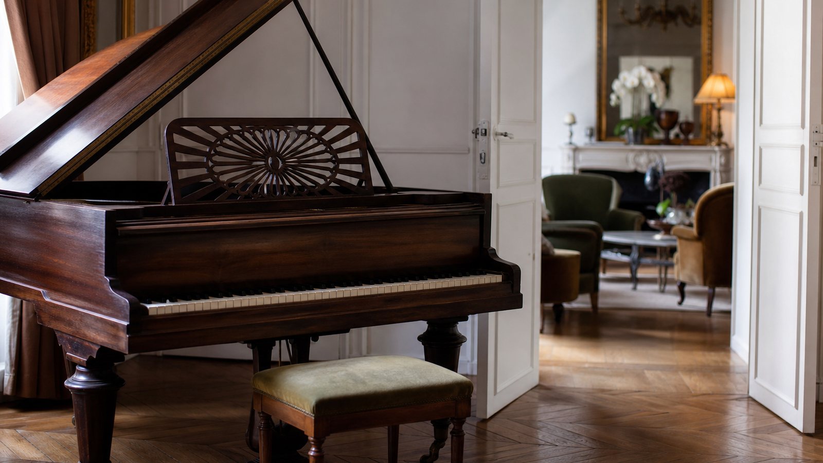 Piano à queue d'occasion rénové aux finitions soignées dans un intérieur feutré et chaleureux