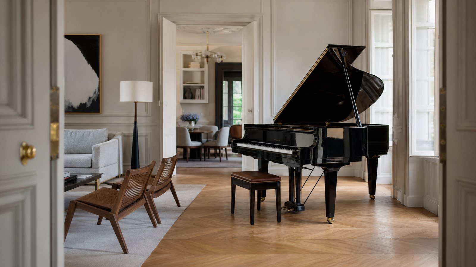 Piano à queue à la laque noire dans un salon raffiné baigné de lumière